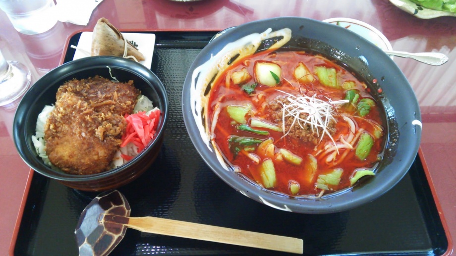 玉村ゴルフ場の坦々麺とミニソースかつ丼