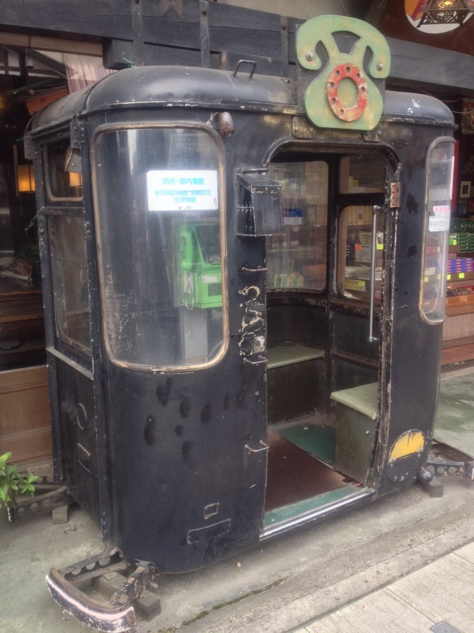 日光観光の際に見つけた「昔の電話ボックス」