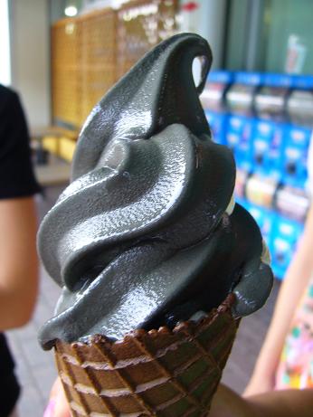 埼玉県：嵐山PA(上)ブラックなソフトクリーム