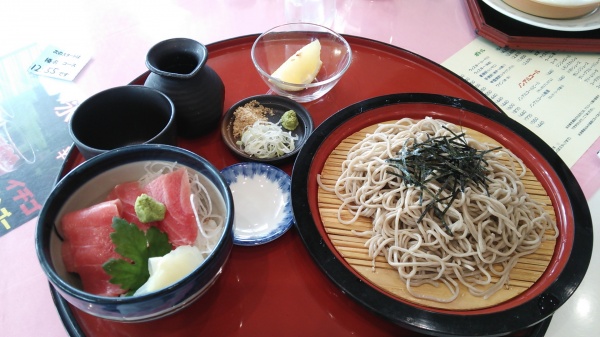 ざるそばとミニ鉄火丼（伊香保国際カントリークラブ）