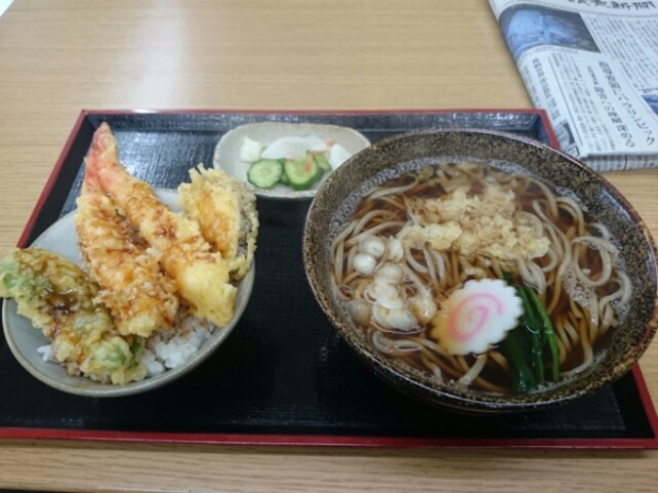 麺工房秋田の「ミニ海老天丼と田舎そばセット」￥950