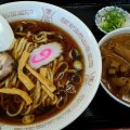 永井食堂の平打ち太麺のラーメンともつ煮込み（渋川市）
